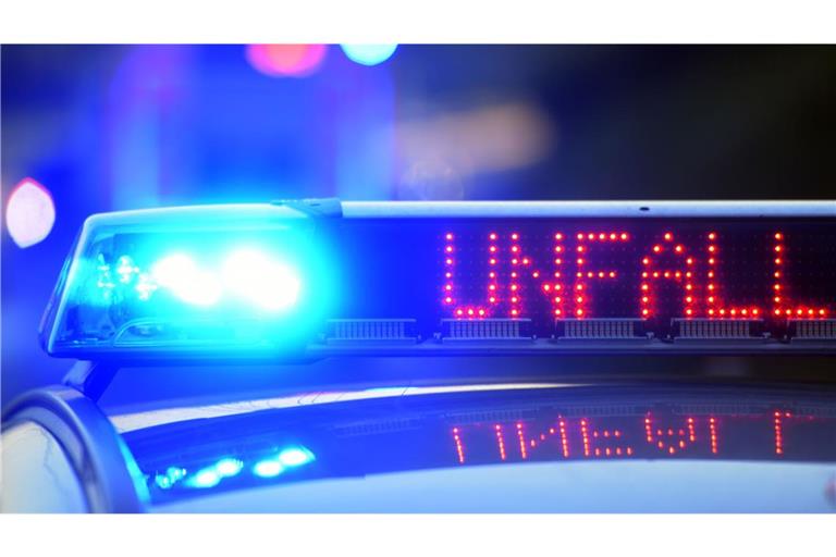 Die Straße war für die Unfallaufnahme und die Bergungsarbeiten zunächst gesperrt (Symbolbild).