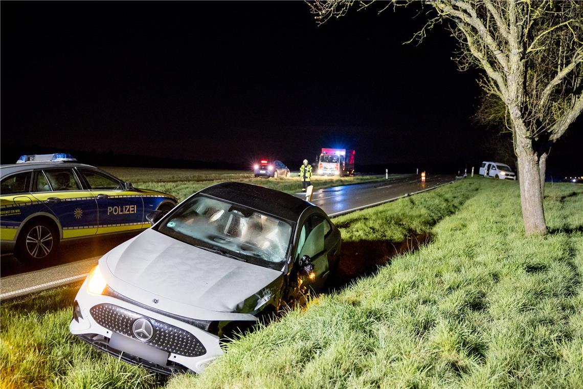 Die Straße war für mehrere Stunden komplett gesperrt. Foto: Kevin Lermer/7aktuell.de
