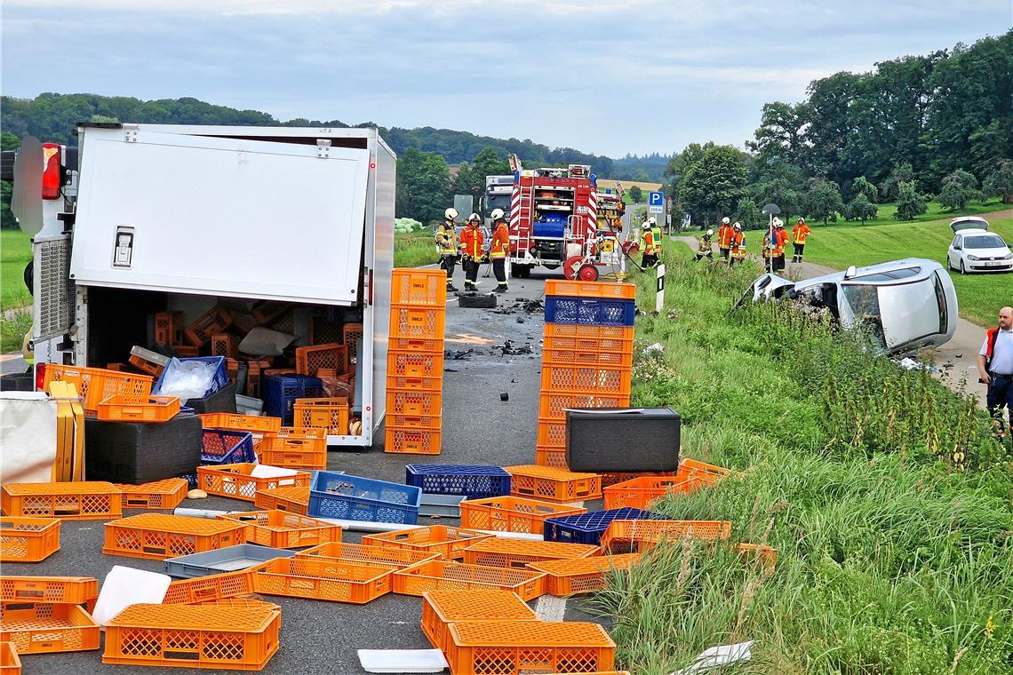 Frontalzusammenstoß auf der B328 zwischen Großaspach und Karlshof Die Straße war vorübergehend für Aufräumarbeiten gesperrt. Foto: Benjamin Beytekin