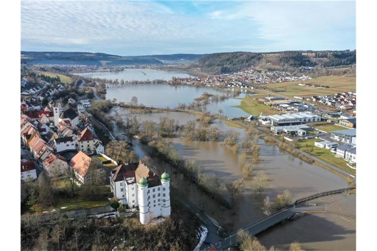 Die Straße zwischen Mühlheim und Stetten wird durch das Hochwasser der Donau überschwemmt. Foto: Felix Kästle/dpa