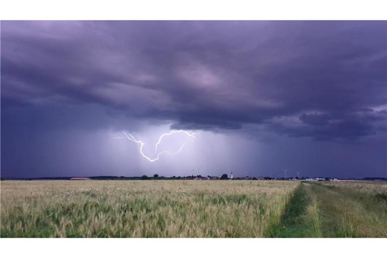 Die Straßen sind auch am Tag nach dem Unwetter noch nicht sicher passierbar. (Symbolbild)