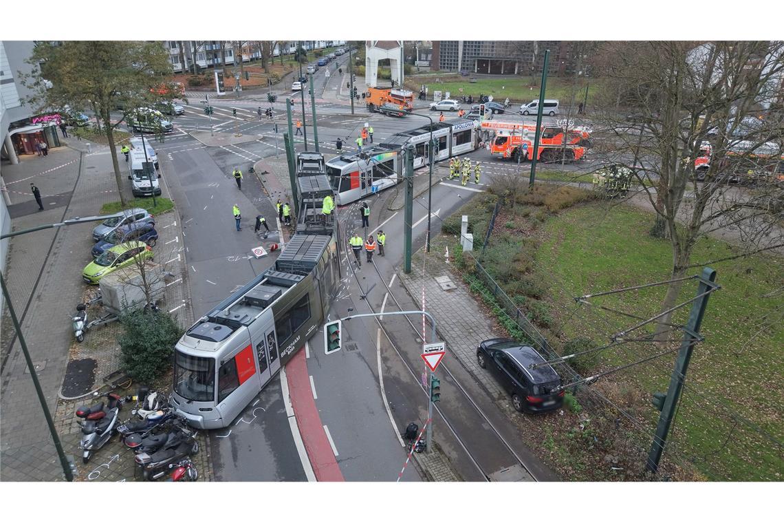 Die Straßenbahn wurde in der Mitte auseinandergerissen.