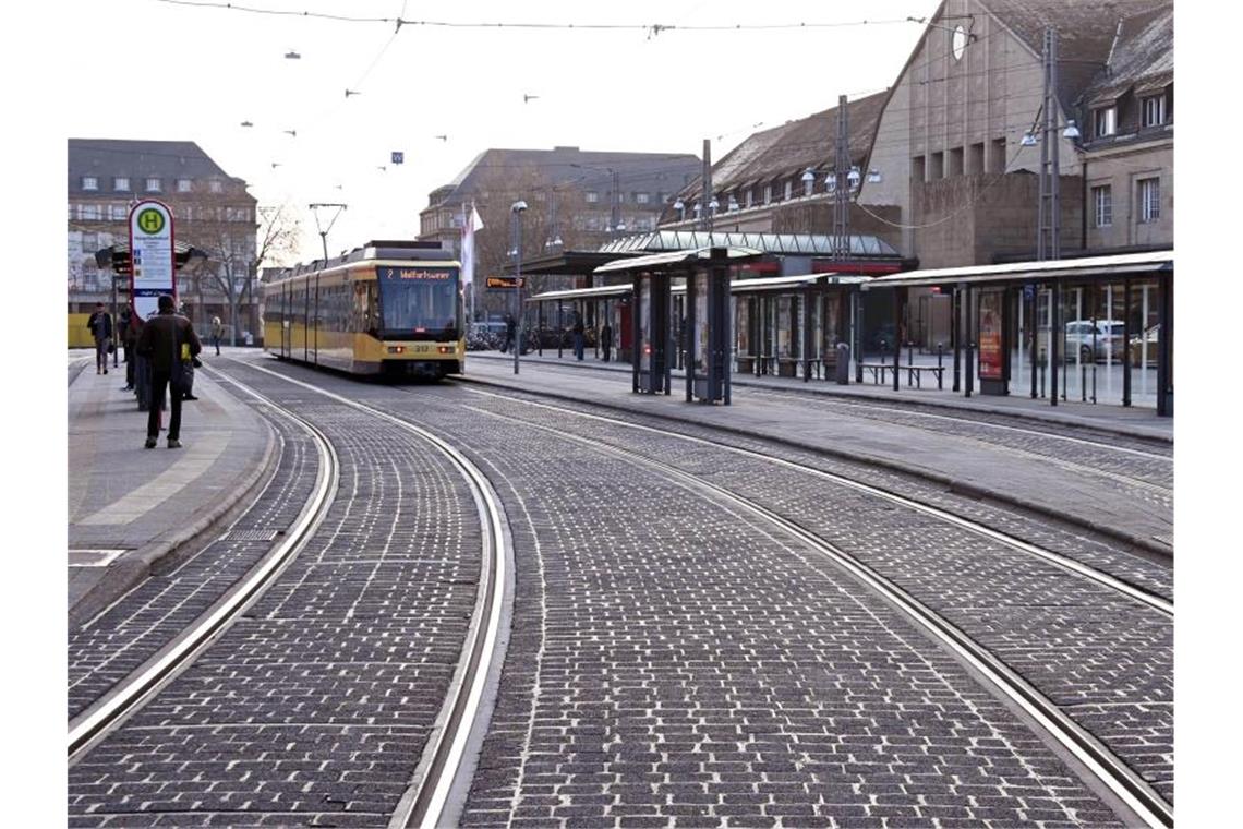 Die Straßenbahnhaltestelle "Hauptbahnhof" in Karlsruhe. Foto: Uli Deck/dpa/Archiv
