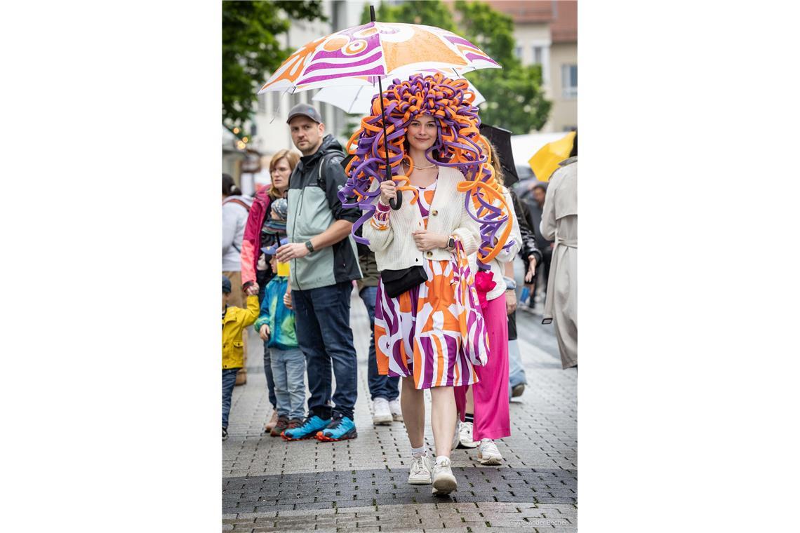 Die Straßenfest-Frau ist allgegenwärtig.