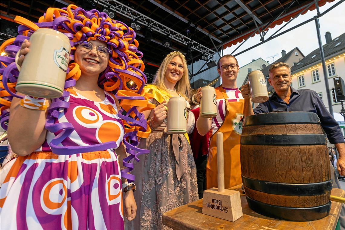 Die Straßenfest-Frau Melissa Dangelmaier mit der amtierenden Streuobstwiesenkönigin, OB Maximilian Friedrich und Davide Esposito von der Brauerei Schwaben Bräu beim Fassanstich.