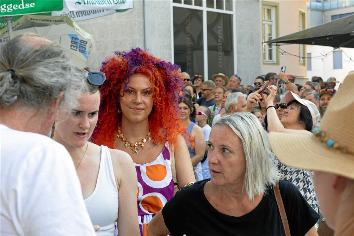 Die Straßenfest-Frau trägt in diesem Jahr eine etwas andere Haarpracht.