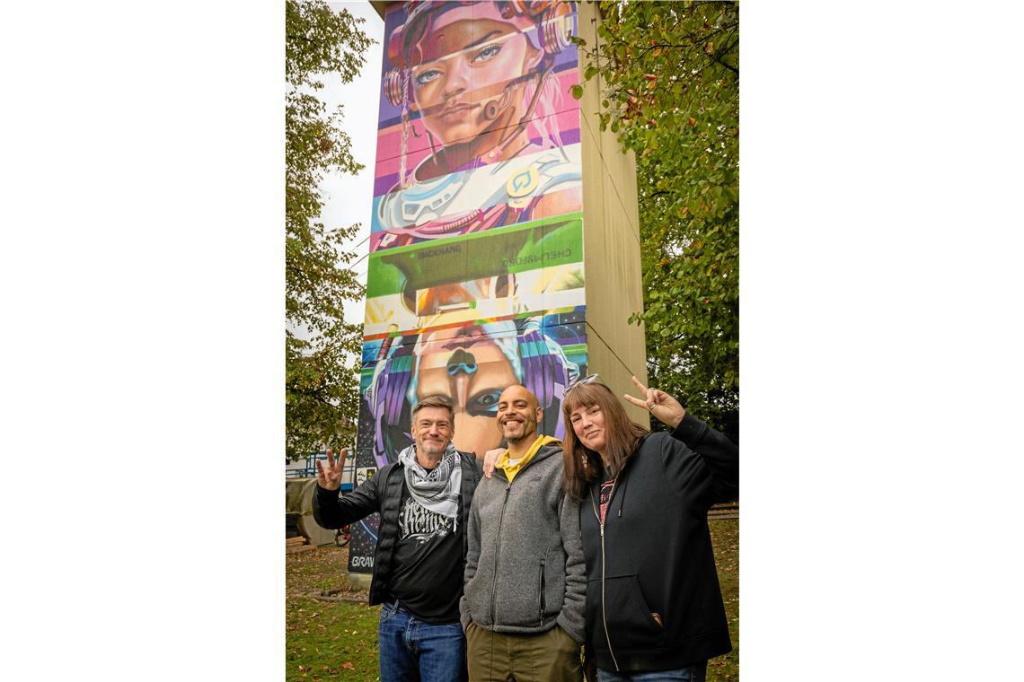 Backnangs Partnerschaften blühen auf Die Straßenkünstler aus Chelmsford (von links): Howard Elston, Scott Irving und Candy Joyce vor dem gestalteten Turm. Fotos: Alexander Becher