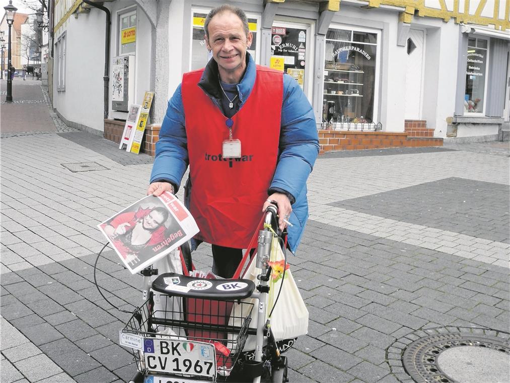 Die Straßenzeitung Trottwar kostet 2,20 Euro, ein Lächeln und etwas Süßes gibt es bei Verkäufer Carmine Verna gratis dazu. Foto: A. Hohnerlein