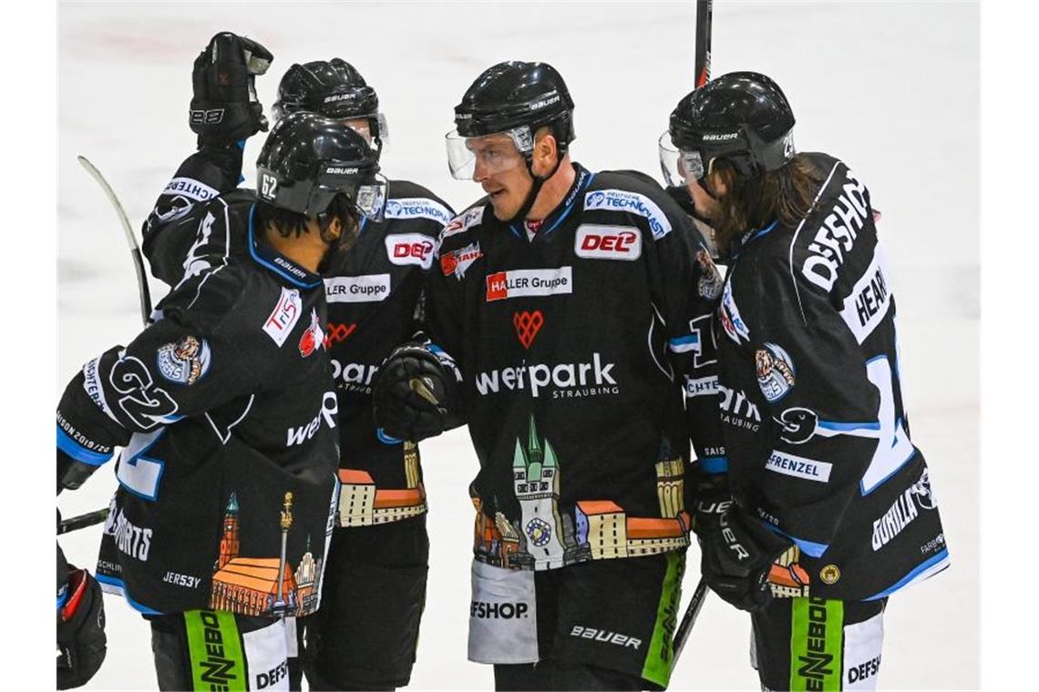 Straubing beendet Münchens Rekordserie: Sieg im Bayern-Derby Die Straubing Tigers hatten allen Grund zu jubeln. Foto: Armin Weigel/dpa