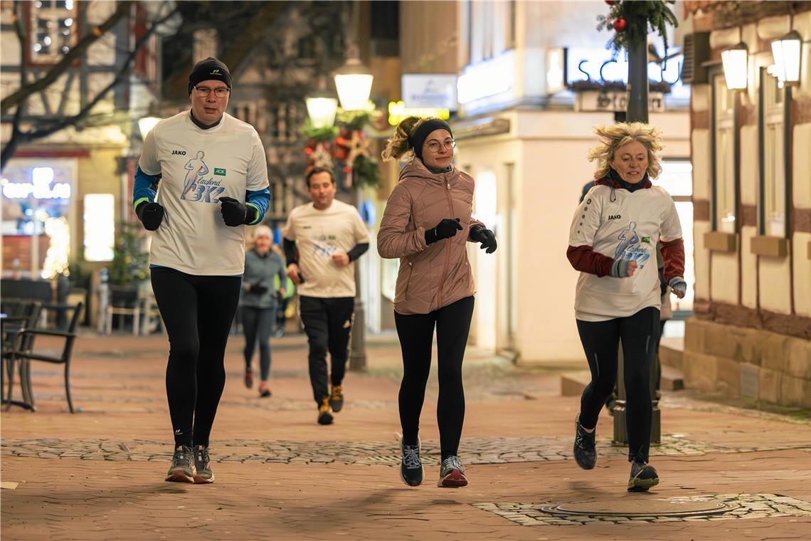 Die Strecke des Silvesterlaufs mitten durch die Backnanger Innenstadt hat mit Laufidylle nicht mehr viel zu tun, kritisiert Volontärin Carolin Aichholz (Mitte). In der Uhlandstraße kommt auch noch eine kleine Steigung auf die Läufer zu.  Foto: Alexander Becher