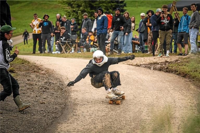 Die Strecke in Großerlach ist herausfordernd, trotzdem halten sich die Skateboarder für eine gute Zeit nicht zurück. Fotos: Alexander Becher