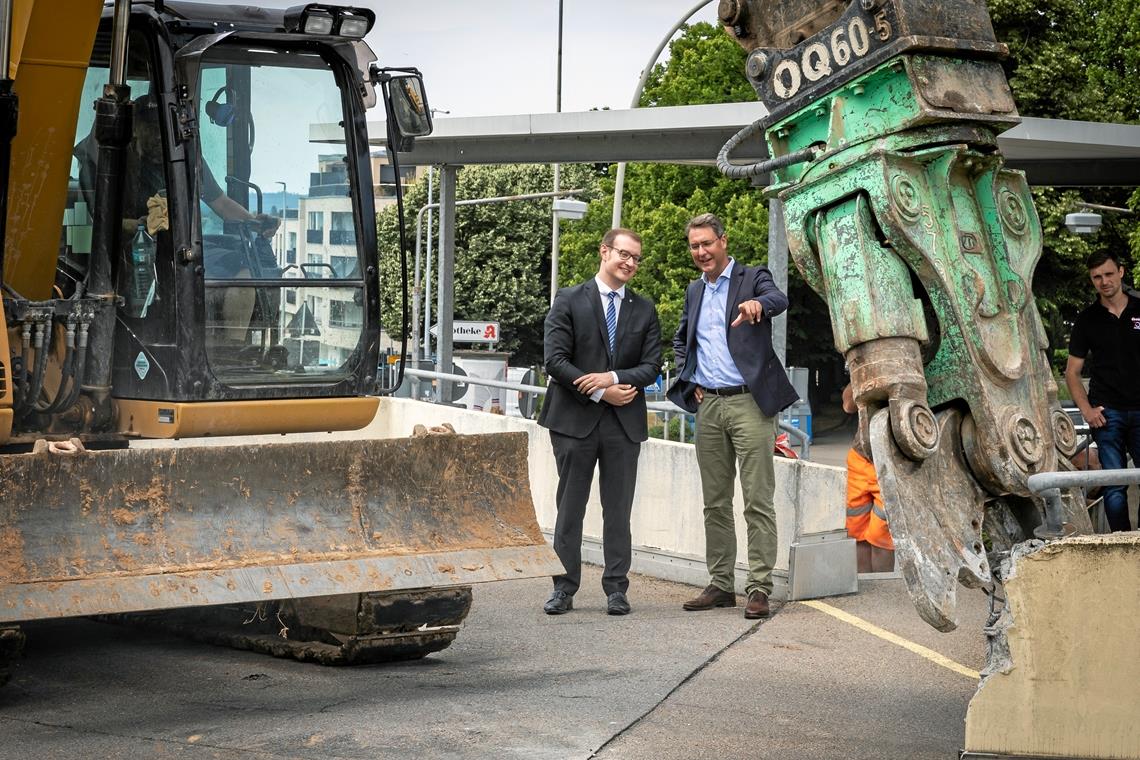 Die Streitigkeiten zwischen Stadt und Landkreis sind längst vergessen: Backnangs Oberbürgermeister Maximilian Friedrich (links) und Landrat Richard Sigel beobachten gemeinsam, wie der Abrissbagger seine Arbeit macht. Foto: Alexander Becher