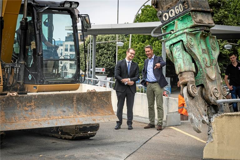 Die Streitigkeiten zwischen Stadt und Landkreis sind längst vergessen: Backnangs Oberbürgermeister Maximilian Friedrich (links) und Landrat Richard Sigel beobachten gemeinsam, wie der Abrissbagger seine Arbeit macht. Foto: Alexander Becher