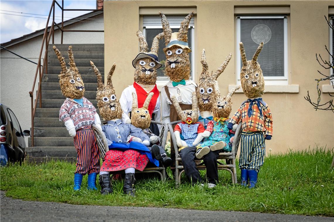 Der Aspacher Teilort Einöd zeigt sich wieder im Ostergewand Die Strohhasen sind bei den zahlreichen Neugierigen, welche jedes Jahr nach Einöd pilgern, besonders beliebt.