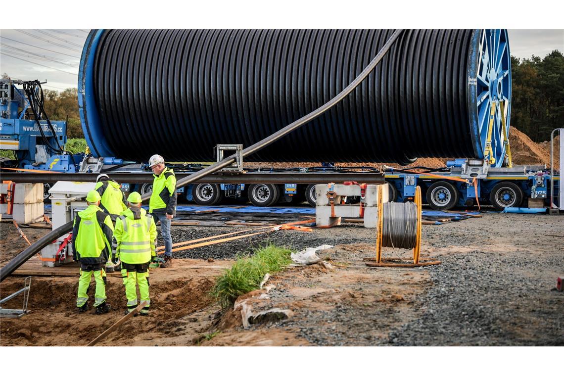 Bayern fordert bundesweite Aussetzung von Verbandsklagen Die Stromtrasse Suedlink soll Strom aus Erneuerbaren Energien von Norddeutschland in den Süden transportieren. (Archivbild)