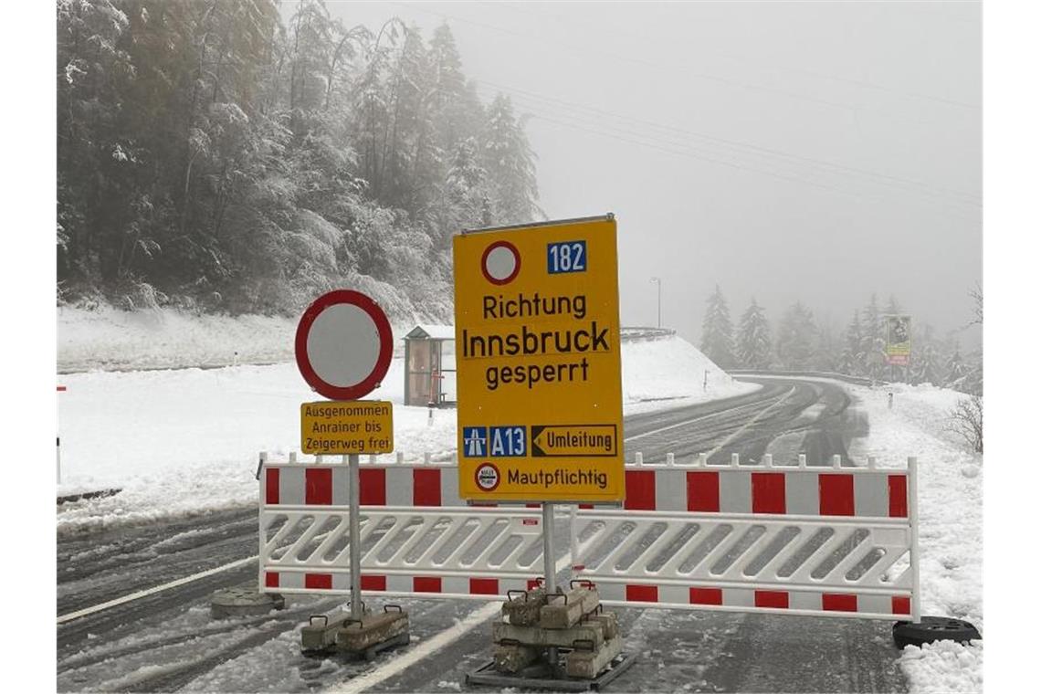 Unwetter in Österreich: Mann stirbt nach Erdrutsch Die Stubaitalstraße ist bei Neustift nach einem Lawinenabgang gesperrt. Foto: Daniel Liebl/Zeitungsfoto.At/APA/dpa