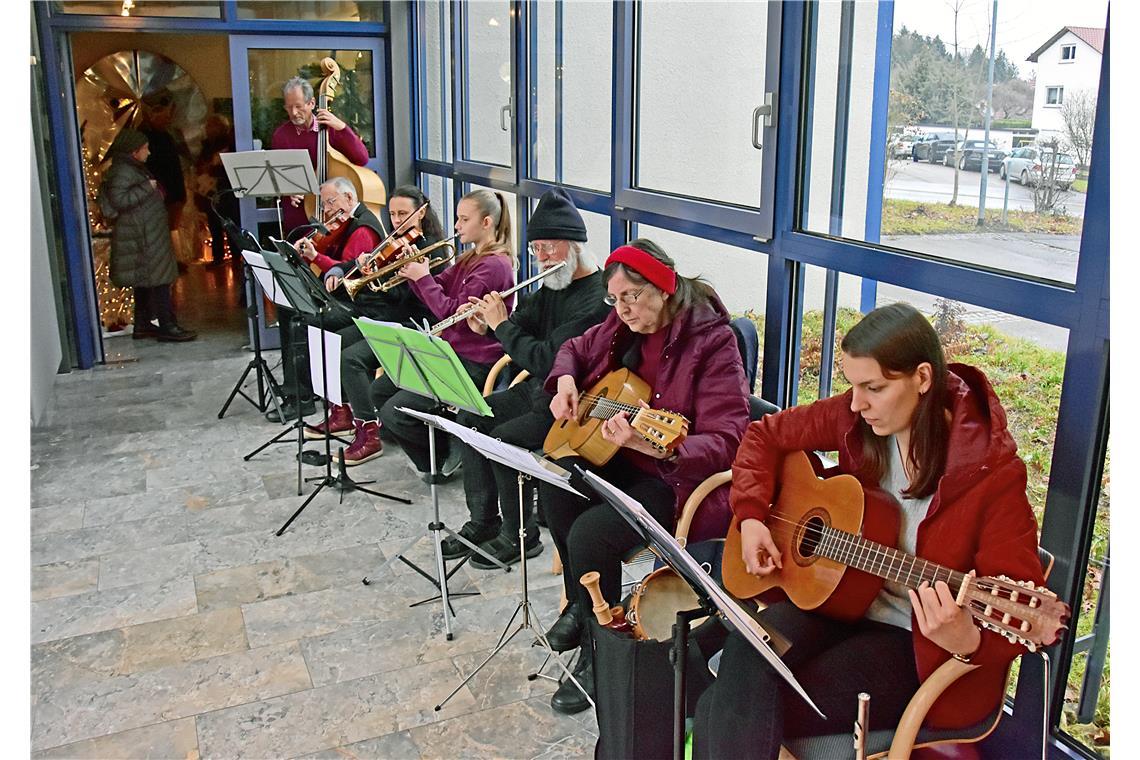 Die Stubenmusiker spielen im Rathaus. Adventlicher Hobbykünstlermarkt in Althütt...