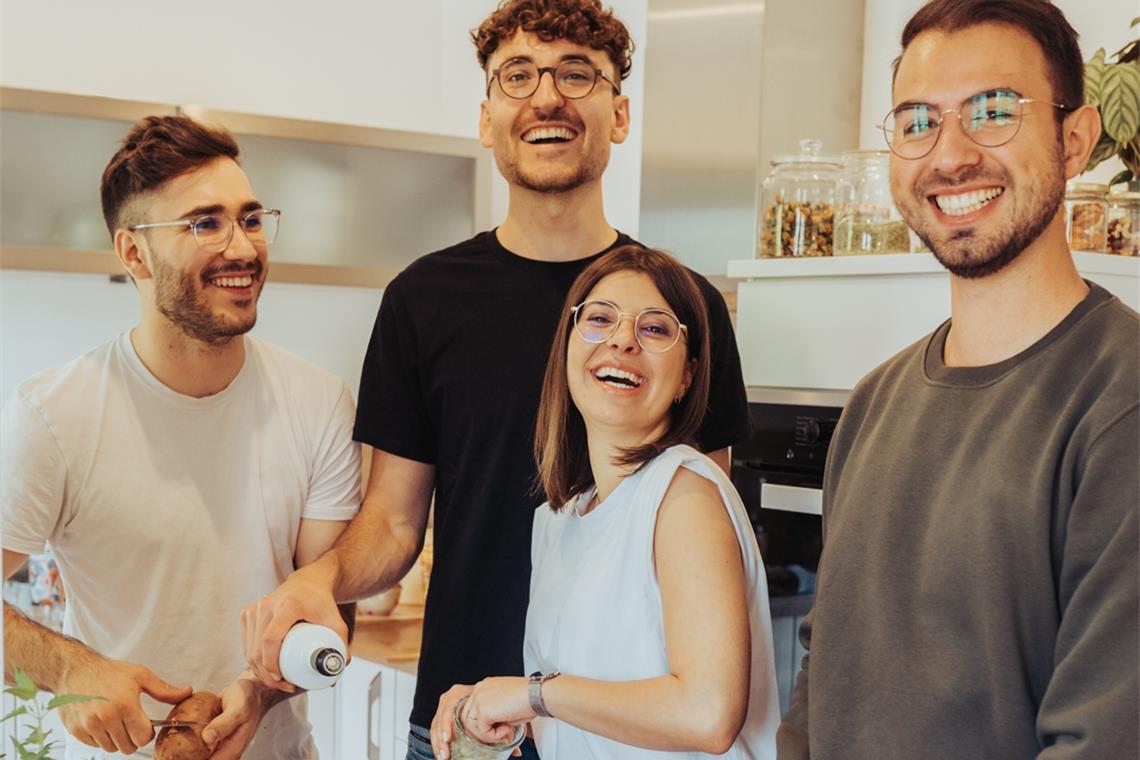 Die Studenten Kilian Rosini, Tim Arborgast, Kim Aichholz und Fabian Göpfert (von links) posieren für das Foto auf dem Einband ihres Kochbuchs. Foto: M. Kirn