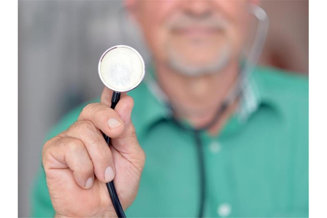 Studie zu Krankenversicherung - Auf einem oder zwei Beinen? Die Studie basiert auf den aktuellsten Daten (2016) einer jährlich durchgeführten Wiederholungsbefragung von rund 12.000 Haushalten. Foto: picture alliance / dpa