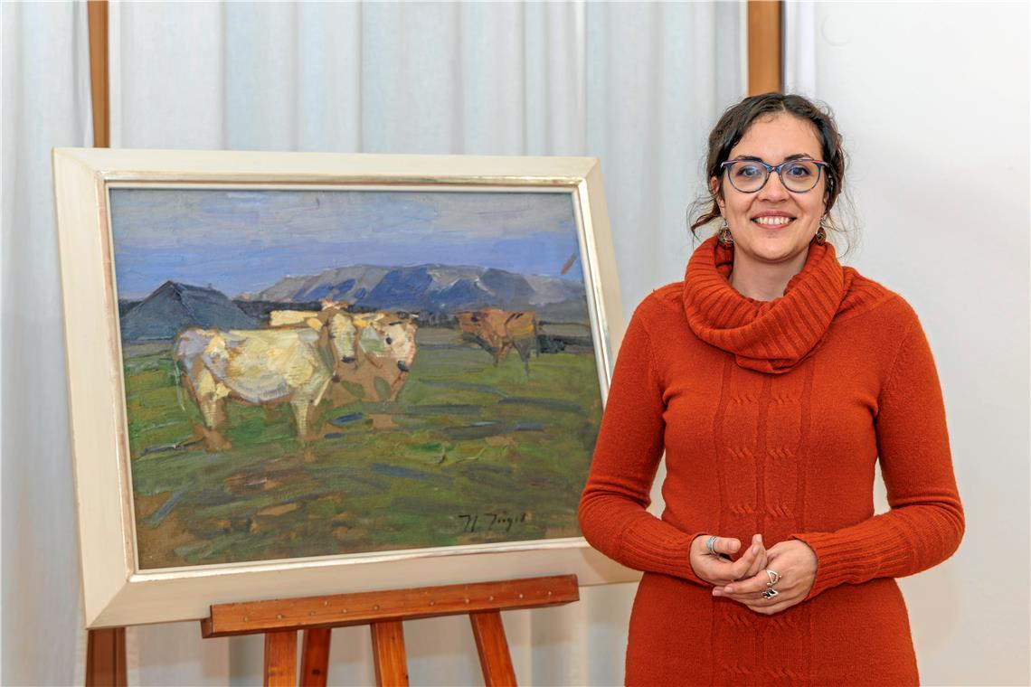 Die „Studie von drei Kühen vor Berglandschaft“ entstand um 1910 und ist eines der besonderen Exponate. Auf dem unvollendeten Bild lässt sich nachvollziehen, wie Heinrich von Zügel gearbeitet und die Farben aufgetragen hat, erläutert Juliane Jastram. Foto: Stefan Bossow