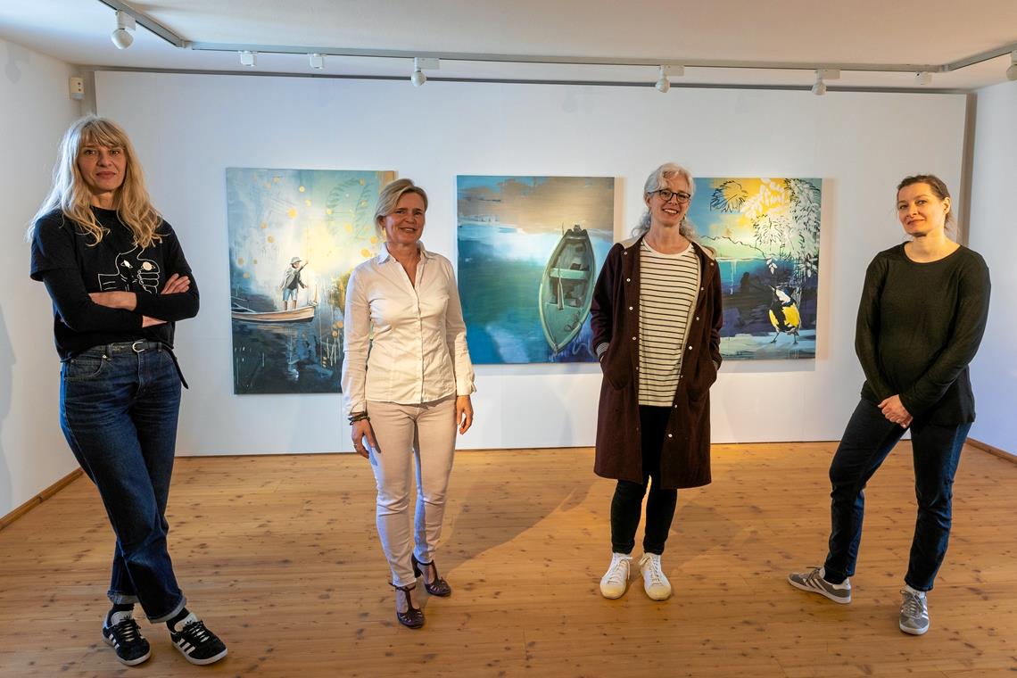 Die Studienfreundinnen Lidija Paunovic, Katarzyna Bojanowska, Katrin Bergmann und Stefanie Krüger (von links) stellen ihre Bilder gemeinsam im Helferhaus aus. Die Fünfte im Bunde, Chunhee Im, kommt aus Südkorea. Ihre Werke schickte sie per Post. Fotos: Alexander Becher 