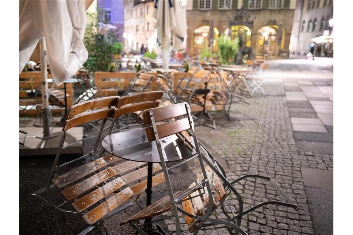 Drastische Einschränkungen im Gespräch: Gastro-Szene besorgt Die Stühle im Außenbereich eines geschlossenen Restaurants stehen zusammen. Foto: Sebastian Gollnow/dpa/Archivbild