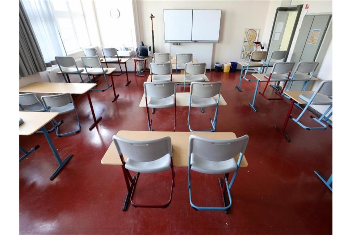 Landesschülerbeirat will Luftfilteranlagen für Klassenräume Die Stühle in einem leeren Klassenzimmer stehen auf den Tischen. Foto: Bernd Wüstneck/dpa-Zentralbild/dpa/Symbolbild