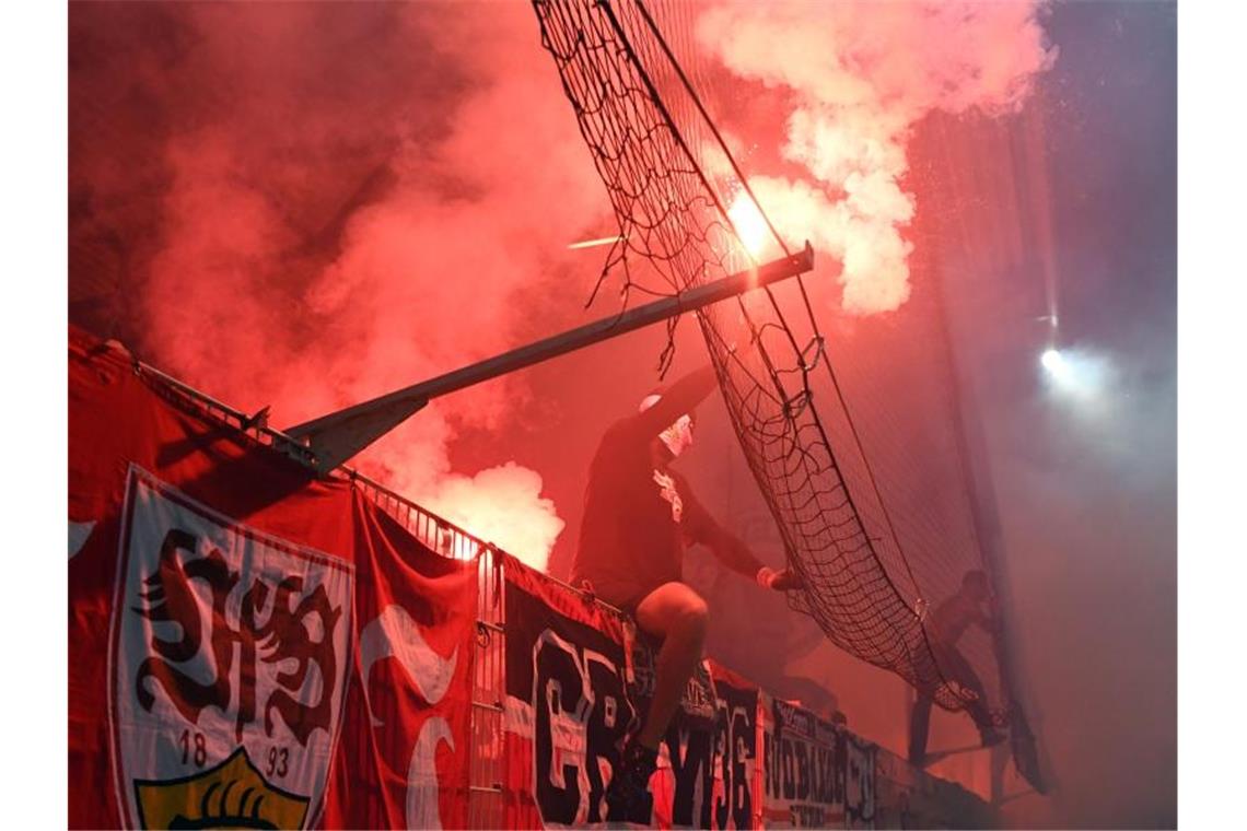 Die Stuttgarter Fans zündeten Pyrotechnik auf der Tribüne. Foto: Jörg Carstensen