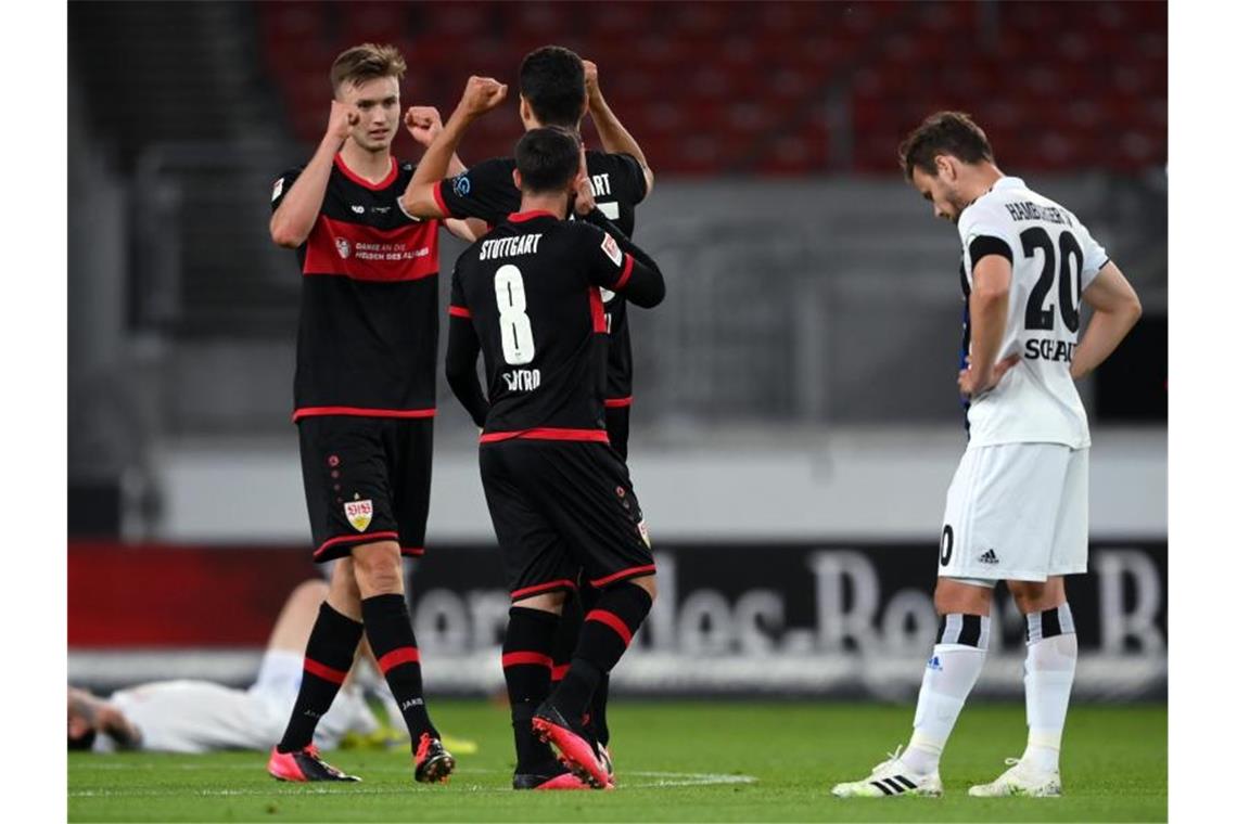 Die Stuttgarter feiern den Last-Minute-Sieg gegen den HSV. Foto: Matthias Hangst/Getty Images Europe/Pool/dpa