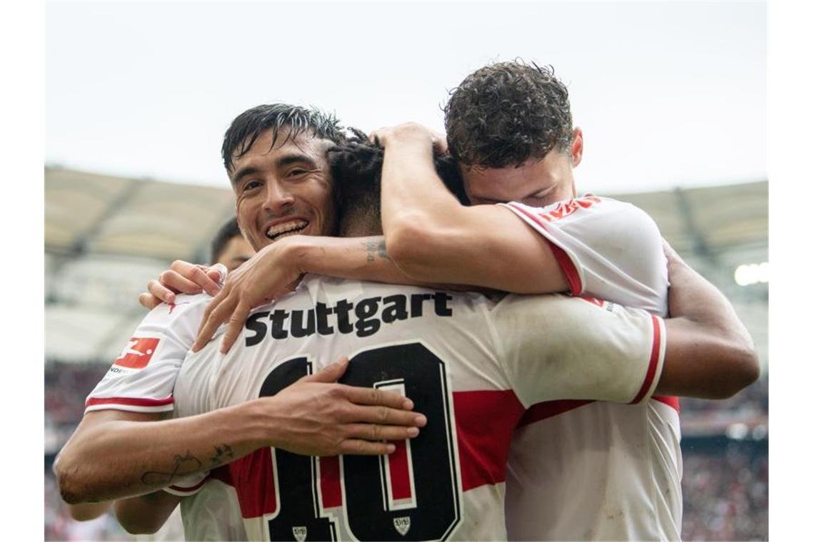 Die Stuttgarter feiern den Sieg gegen den VfL Wolfsburg. Foto: Sebastian Gollnow