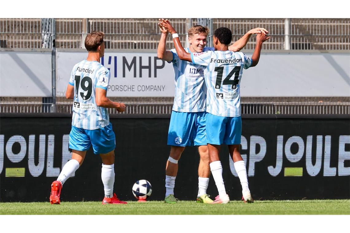 Die Stuttgarter Kickers jubeln über den 2:1-Siegtreffer von Sebastian Müller (Mitte).