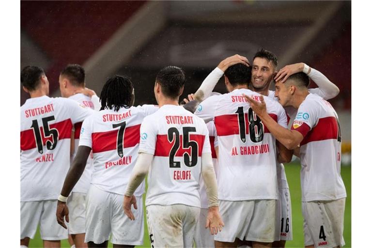 Die Stuttgarter Mannschaft jubelt. Foto: Marijan Murat/dpa/Archivbild