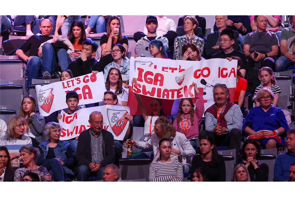Die Stuttgarter Porsche-Arena ist während dem Turnier gut besucht. Von Donnerstag bis Sonntag ist die Halle komplett ausverkauft, insgesamt finden 34 000 Zuschauer während der neun Turnier-Tage den Weg in die Arena im Neckarpark. Teilweise sind die Fans mit Plakaten ausgerüstet, um die Tennis-Stars wie hier Iga Swiatek anzufeuern.