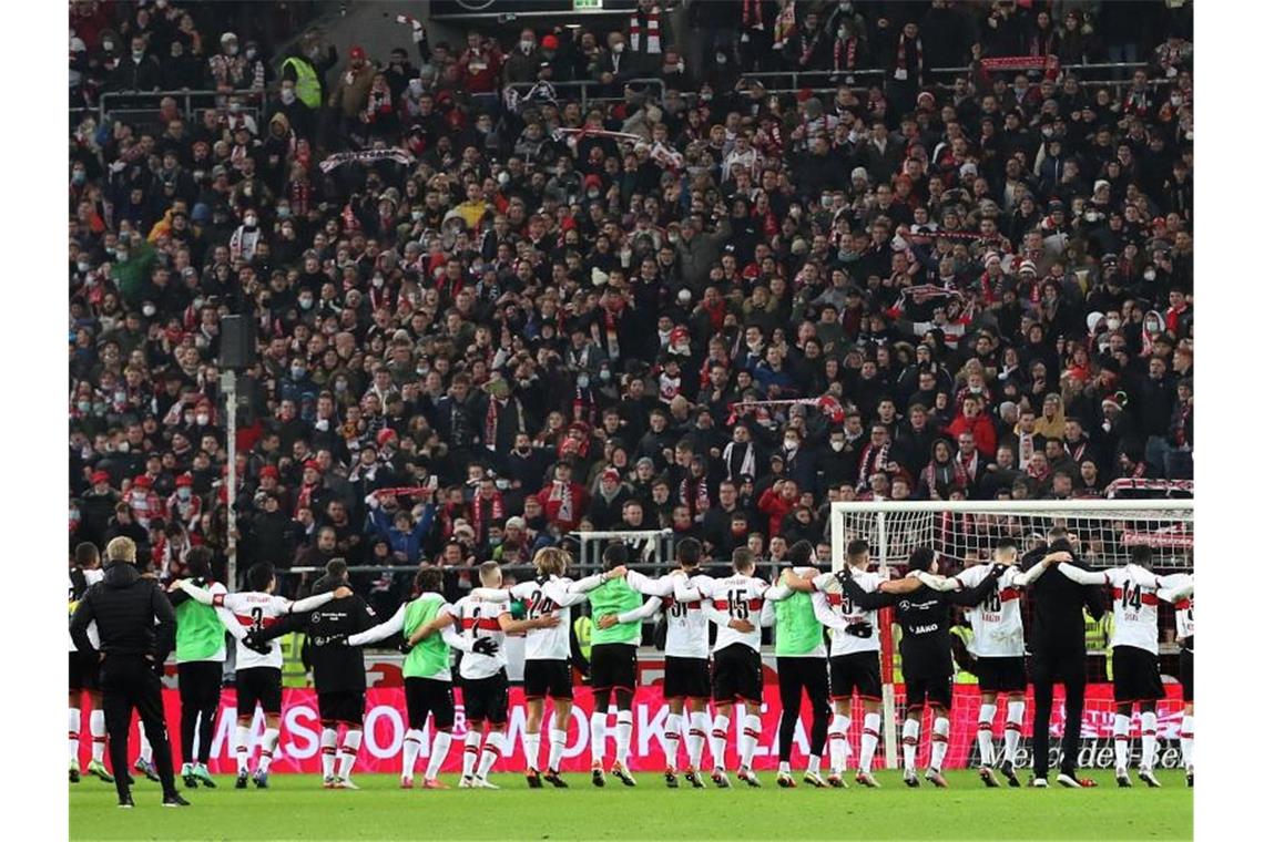 Sieg mit Signalwirkung? Silas lindert Stuttgarts Sorgen Die Stuttgarter Spieler feier mit ihren Fans den Sieg gegen den FSV Mainz 05. Foto: Tom Weller/dpa