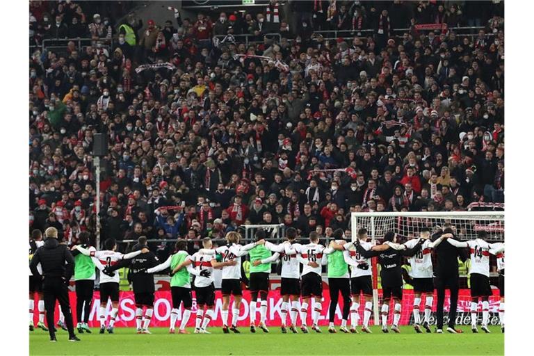 Die Stuttgarter Spieler feier mit ihren Fans den Sieg gegen den FSV Mainz 05. Foto: Tom Weller/dpa