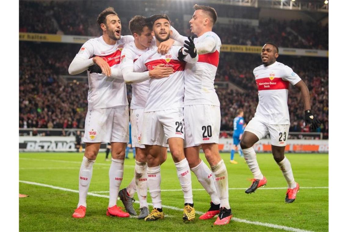 Die Stuttgarter Spieler feiern das 2:0 gegen Heidenheim. Foto: Tom Weller/dpa