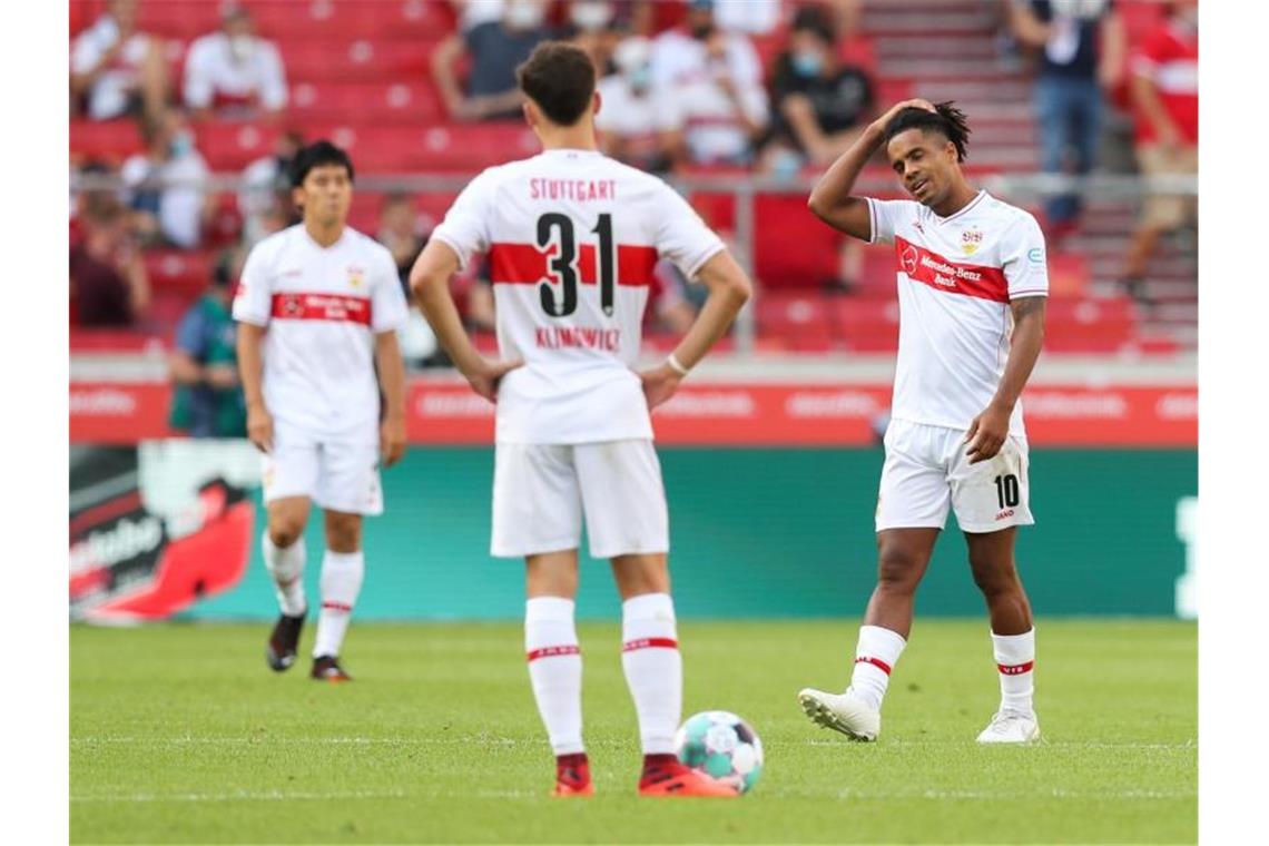 Die Stuttgarter Spieler hadern sichtlich mit der Heimniederlage im Spiel gegn den SC Freiburg. Foto: Tom Weller/dpa