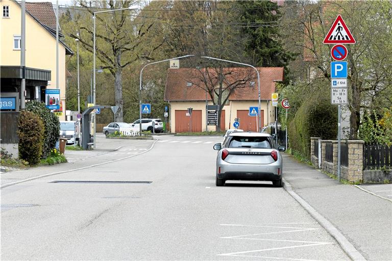 Die Stuttgarter Straße in Unterweissach ist eine der am meisten befahrenen und dementsprechend auch lautesten Straßen in Weissach im Tal. Einige Räte betrachten die an der Seite geparkten Autos allerdings als drängenderes Problem als den Lärm. Foto: Alexander Becher