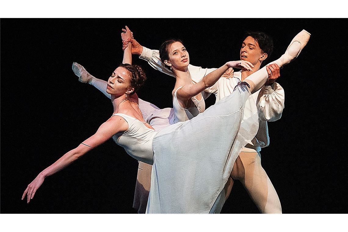 Emanuele Babicis Herzbeben kommt in London an Die Stuttgarter Tänzer Abigail Willson-Heisel, Yana Peneva und Serhii Zharikov begeisterten in London in Emanuele Babicis Choreografie „Heartquake“.