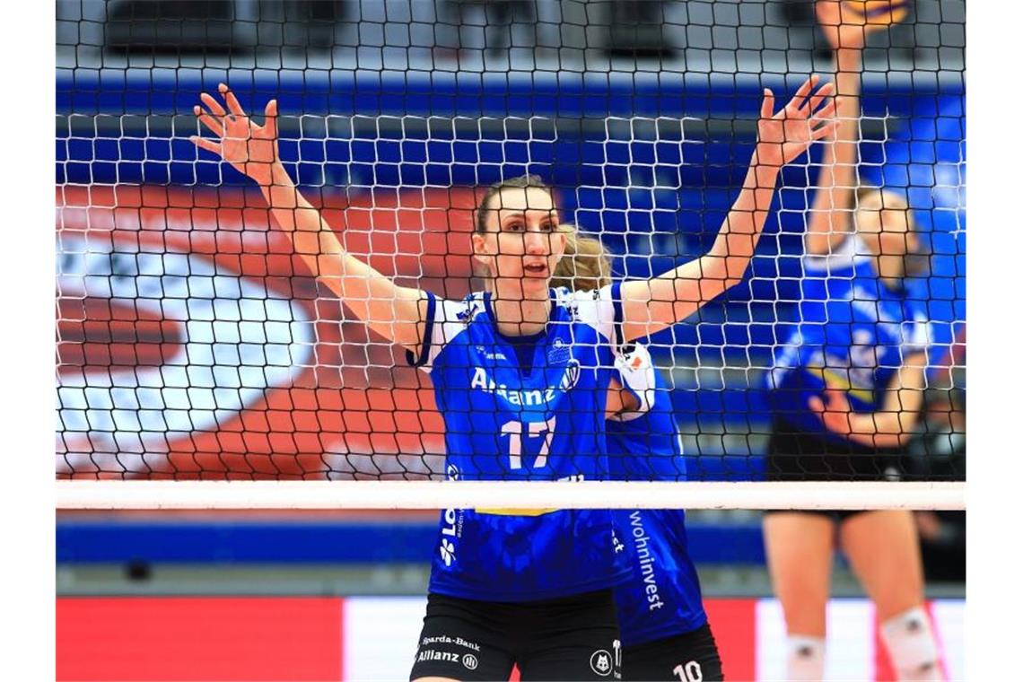 Stuttgarter Volleyball-Frauen verpassen zweite Titel-Chance Die Stuttgarterin Mira Todorova steht am Netz. Foto: Daniel Schäfer/dpa-Zentralbild/dpa