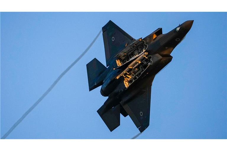 Die Suche nach dem vermissten Besatzungsmitglied eines US-Kampfjets läuft auf Hochtouren. (Archivbild)