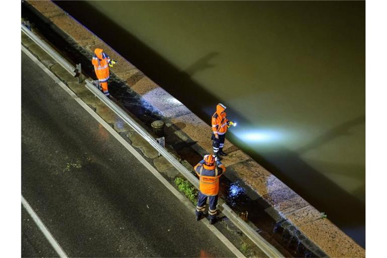 Die Suche nach den Vermissten wurde durch heftigen Regen und starke Strömungen erheblich erschwert. Foto: Peter Lakatos/MTI/AP