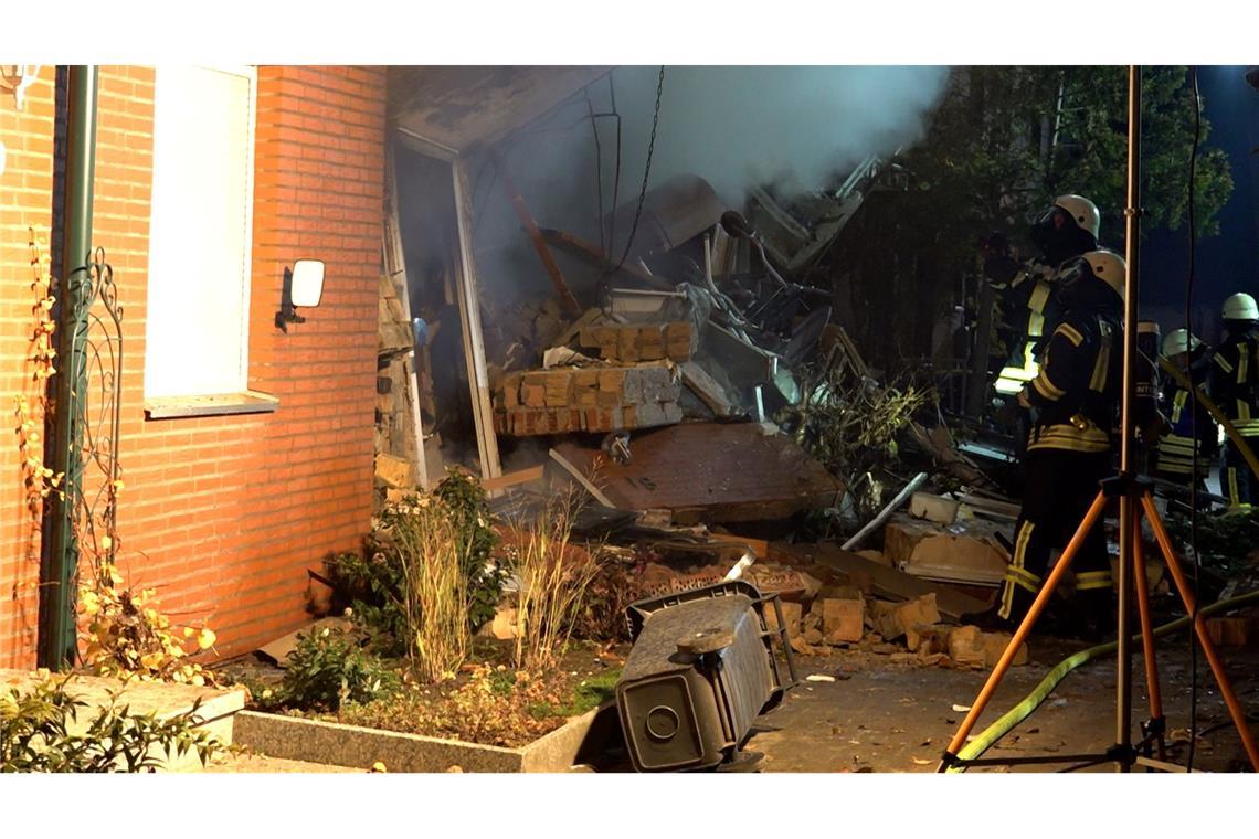 Die Suche nach einem 83-Jährigen in den Trümmern eines Reihenhauses geht auch am Samstag weiter.