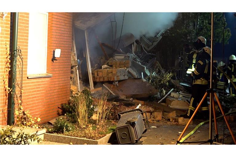 Die Suche nach einem 83-Jährigen in den Trümmern eines Reihenhauses geht auch am Samstag weiter.