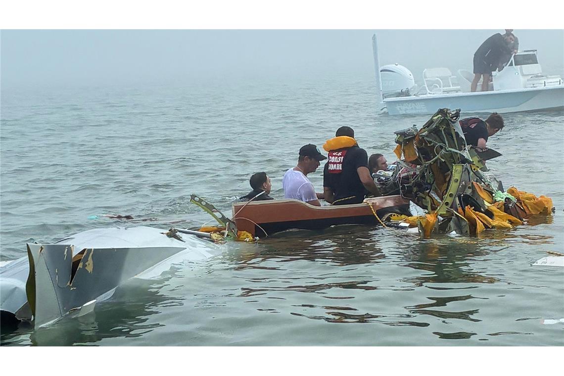 Die Suche nach einem vermissten Menschen dauert an.