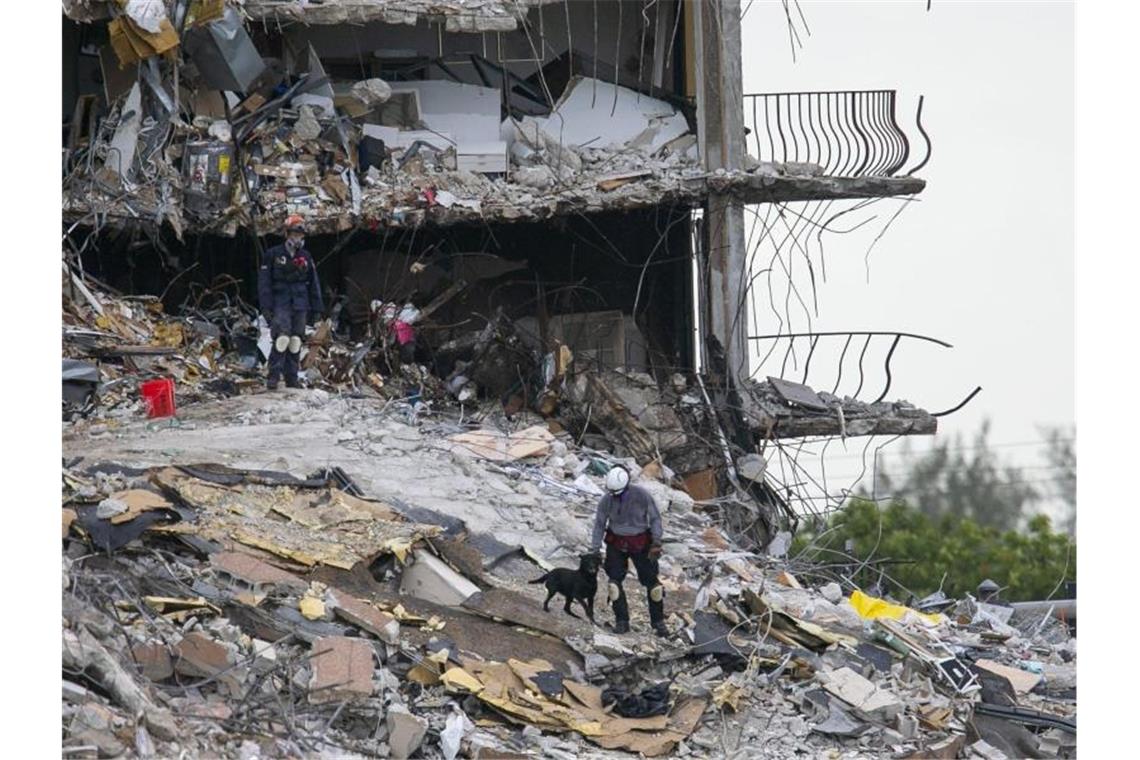 Die Suchteams sind rund um die Uhr im Einsatz - mit Spürhunden, Spezialkameras und Horchinstrumenten. Foto: Matias J. Ocner/Miami Herald via AP/dpa