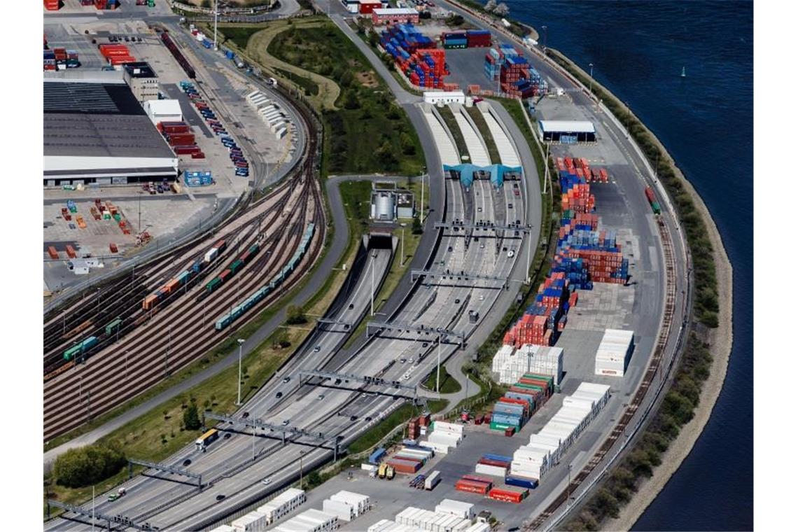 Fahrradkurier fährt an erstem Arbeitstag durch Elbtunnel Die Südeinfahrt der A7 in den Elbtunnel. Foto: Markus Scholz/dpa