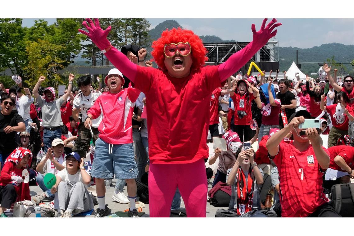Die südkoreanische Mannschaft gewinnt ihr erstes WM-Spiel. Die Fans feiern in der Heimat.