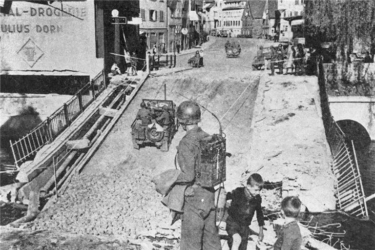 Die Sulzbacher Brücke wurde bei der Sprengung durch deutsche Soldaten schwer beschädigt, blieb aber passierbar. Fotos: Stadtarchiv