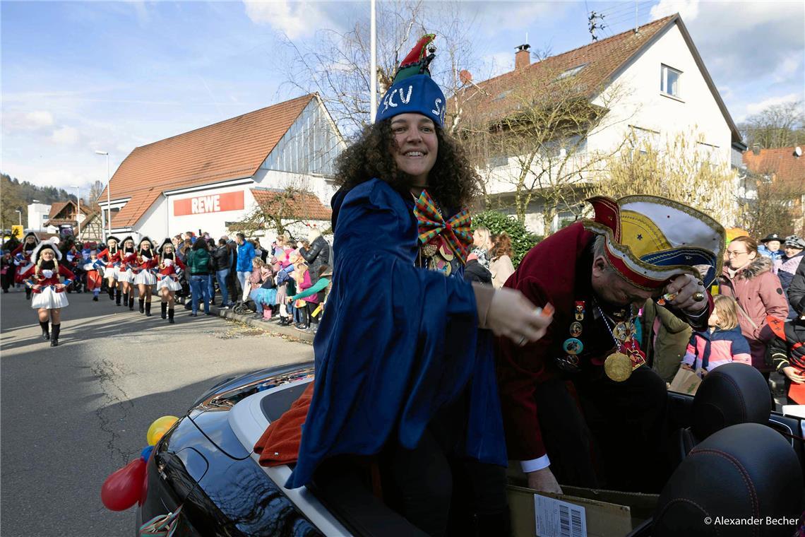 Die Sulzbacher Bürgermeisterin Veronika Franco Olias und Adolf Heger vom SCV werfen Bonbons in die Menge.